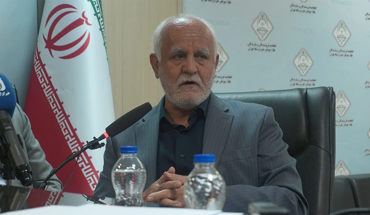 دبیر اتحادیه طلا و جواهر تهران عنوان کرد: گردش مالی جهانی طلا و جواهر بیش از 2 هزار میلیارد دلار است و اگر ما تنها 1 درصد این بازار را بگیریم، می‌توانیم سالانه حدود 16 تا 20 میلیارد دلار ارزآوری داشته باشیم.