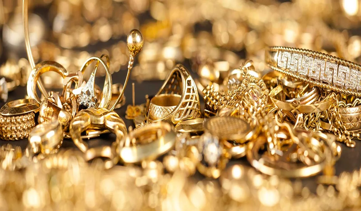 رئیس اتحادیه طلافروشان استان زنجان نسبت به فعالیت کارگاه‌های زیرزمینی سودجو هشدار داد و اعلام کرد: در این کارگاه‌ها، طلای بی‌کیفیت با عیار فریبنده 110، به جای طلای استاندارد 750 ساخته و به دست مشتریان می‌رسد که می‌تواند ضررهای هنگفتی را به خریدارا...