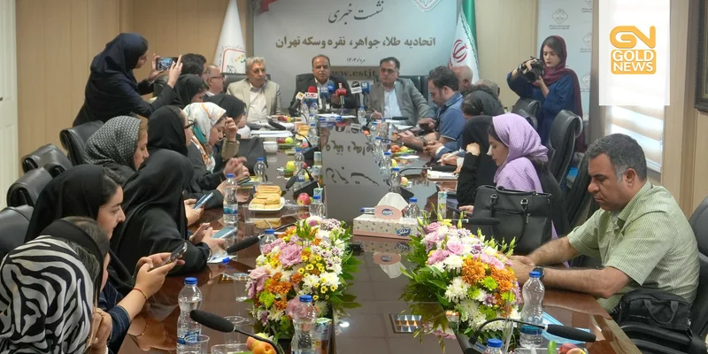 رئیس اتحادیه طلا و جواهر تهران عنوان کرد: کنترل و نظارت بر پلتفرم ها  در اختیار ما نیست، چون پلتفرم ها زیر نظر اتحادیه کسب‌وکارهای مجازی  هستند و فقط در بازرسی‌های پسینی ، برخی موارد را رصد کرده‌ و مجوز یک پلتفرم معروف را به دلیل تعطیلی و نبود فعا...