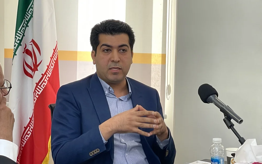 رفع تعهد ارزی با واردات شمش طلا که قرار بود گره‌ای از مشکلات ارزی باز کند، حالا به معضلی تازه برای صنعت طلا تبدیل شده است؛ سیاستی که به گفته تولیدکنندگان، به‌جای تقویت چرخه تولید، پای دلالان و تجار غیرصنفی را به این بازار باز کرده و آینده مصنوعات ...