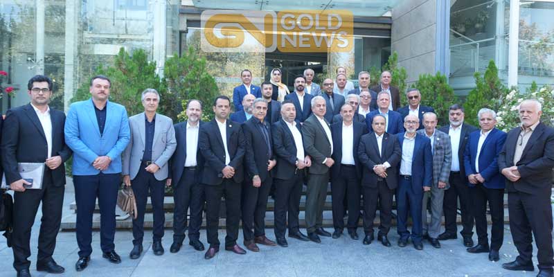 در نشست تخصصی صنف طلا در اتاق بازرگانی شیراز موضوعات متنوعی مطرح شد، اما شاید مهمترین آنها رهاشدگی بازار طلای آب شده و تاثیرات مکانیسم ماشه بر روی صادرات مصنوعات طلا بود و البته صدور بی ضابطه مجوز طلافروشی در یک سال گذشته که گویا از صدور مجوز برای...