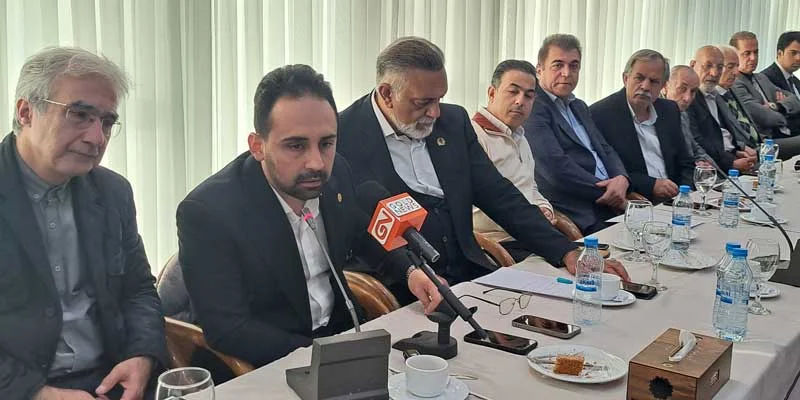 محمدجواد حیدری، از تولیدکنندگان فعال در صنف طلا و جواهر با ابراز نگرانی عمیق نسبت به وضعیت فعلی تولید مصنوعات طلا ، تأکید کرد : حمایت از تولید از مسیر فعلی عملا به جایی نمی رسد و راه برون رفت از این بحران اتحاد و سازماندهی تولیدکنندگان است.